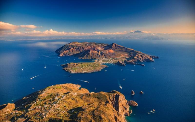 Vacanze in barca a vela alle Isole Eolie: il modo giusto di vivere la Sicilia dal mare